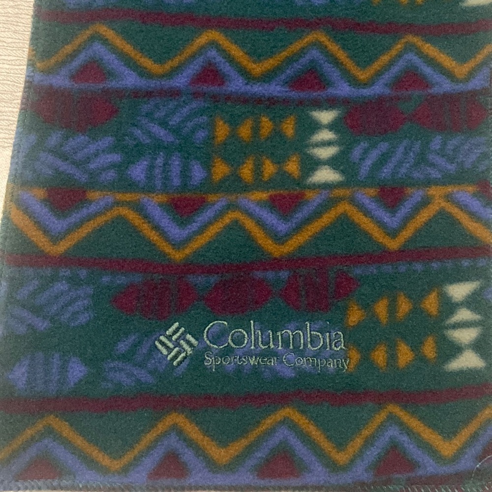 Columbia neck scarf. No tags. Soft warm fleece.